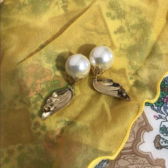 Vintage Dangle Stud Earrings Pearls & Gold Winged Accent BEAUTIFUL! - Picture 6 of 13